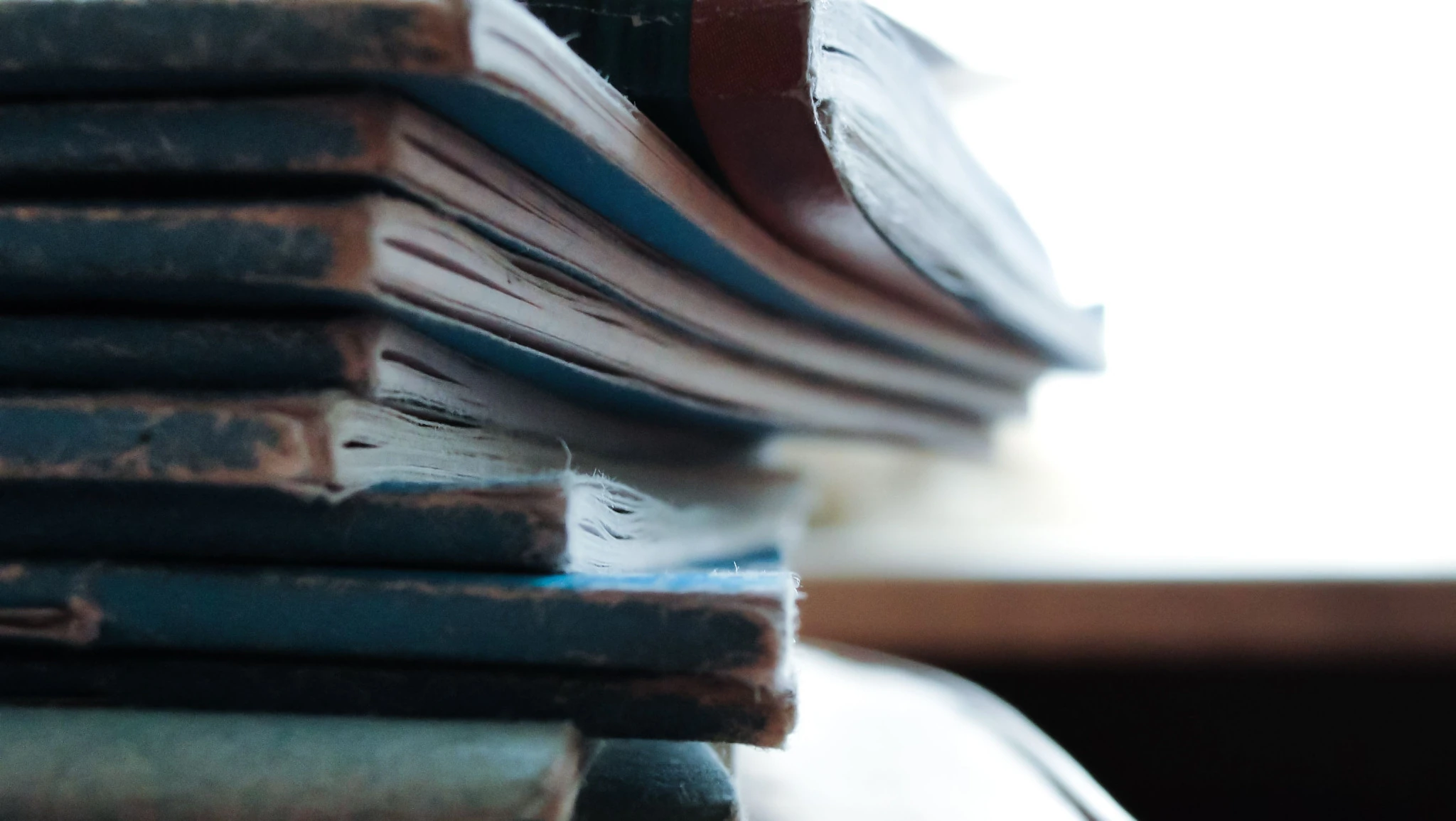 Une pile de cahiers et de feuilles aux pages usées